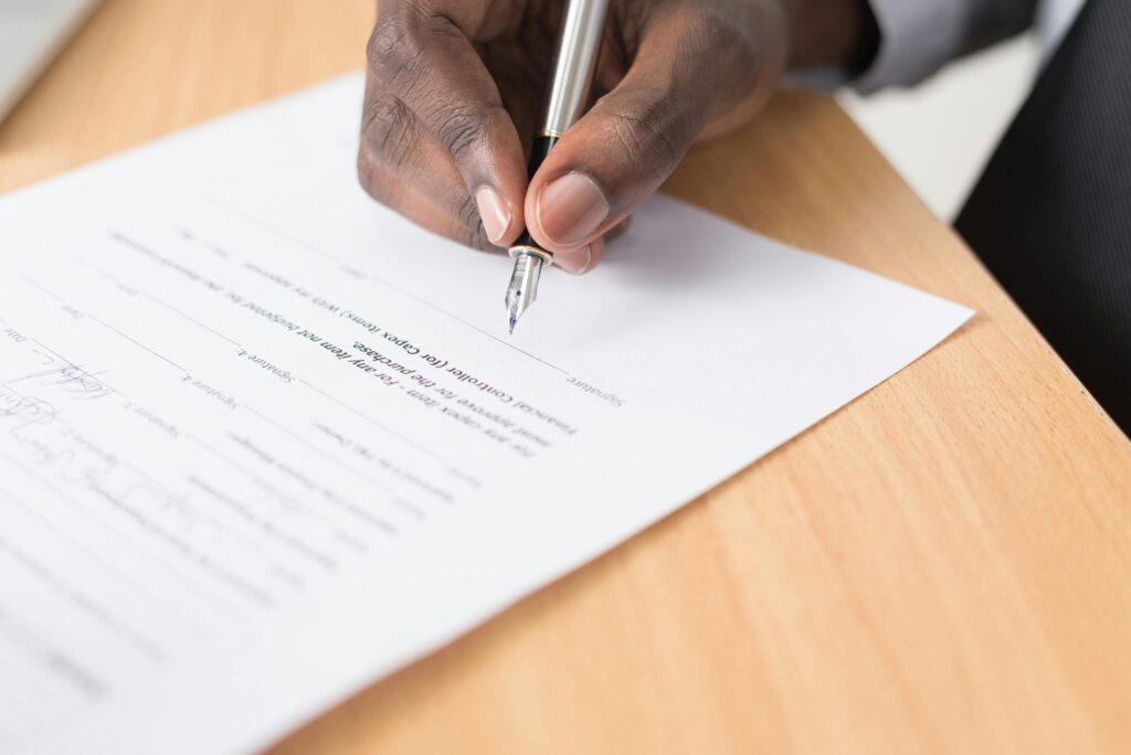 mão assinando um contrato